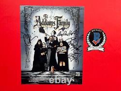 Photo 8x10 signée par la distribution de la famille Addams Beckett COA Christopher Lloyd Ricci Huston