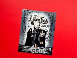 Photo 8x10 signée par la distribution de la famille Addams Beckett COA Christopher Lloyd Ricci Huston