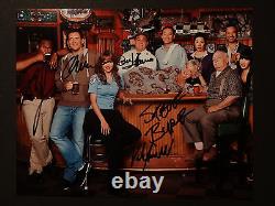 Photo 8x10 signée par le casting de Sullivan & Son X6 : Byrne, Lauria, Ahmed, Azlynn