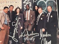 Photo encadrée autographiée du casting de NYPD Blue avec certificat d'authenticité