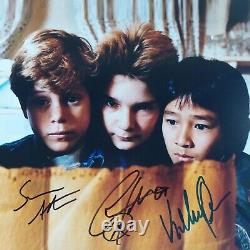 Photo signée 11x14 du casting des Goonies avec PSA COA LOA Astin Feldman Ke Quan Truffle