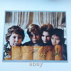 Photo signée 11x14 du casting des Goonies avec PSA COA LOA Astin Feldman Ke Quan Truffle