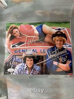 Photo signée 8X10 du casting des DUKES OF HAZZARD avec certificat JSA, autographe de Bach, Wopat, Schneider