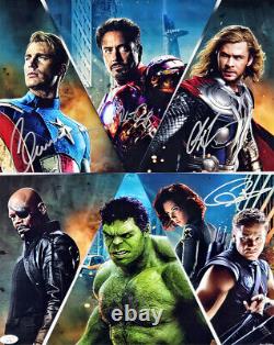 Photo signée et signatures découpées encadrées des Avengers avec Evans, Downey Jr. et Hemsworth