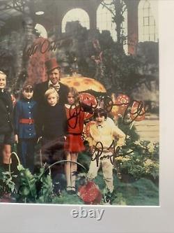 Photographie dédicacée encadrée de Willie Wonka signée par la distribution. Cinq autographes. Avec certificat d'authenticité.