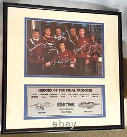 Plaque photo encadrée signée par les héros de la distribution originale de Star Trek LE 1900/2500 COA