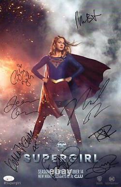 Poster dédicacé Supergirl Cast 11X17 avec 8 autographes Benoist Leigh Harewood JSA