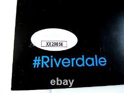 Riverdale Cast Signé 12x18 Affiche 10 Autos Apa Reinhart Sprouse Jsa Xx29856