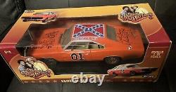 Schneider Wopat Bach AUTOGRAPHED General Lee 118 Die Cast Car DIRTY Version HTF<br/>
<br/>	La version sale HTF de la voiture moulée sous pression General Lee 118 autographiée par Schneider Wopat Bach