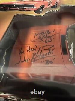 Schneider Wopat Bach AUTOGRAPHED General Lee 118 Die Cast Car DIRTY Version HTF<br/>
  <br/>
La version sale HTF de la voiture moulée sous pression General Lee 118 autographiée par Schneider Wopat Bach