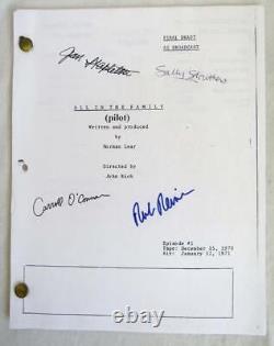 Script original de la distribution de ALL IN THE FAMILY de 1970 signé par le casting de l'épisode pilote avec COA RARE