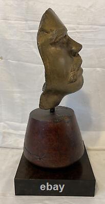 Sculpture originale de masque facial en bronze coulé à la cire perdue sur bois de burl signée et datée.