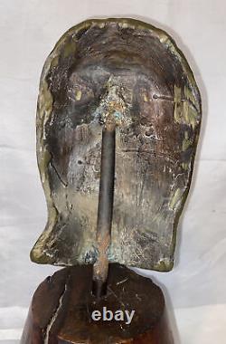 Sculpture originale de masque facial en bronze coulé à la cire perdue sur bois de burl signée et datée.