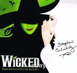 Stephen Schwartz a signé l'enregistrement de la distribution de Broadway de Wicked sur disque vinyle avec un certificat d'authenticité.
