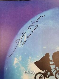 Steven Spielberg et un casting multiple signent l'affiche du film E.T. 36x24