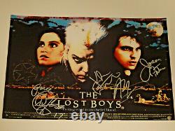 The Lost Boys Cast Signé Autographié X4 12x18 Photo Affiche Sutherland Patric +