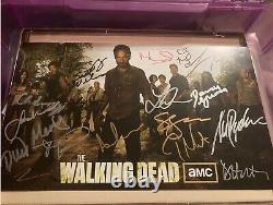 The translation in French is: 'Walking Dead Photo promotionnelle dédicacée par l'ensemble du casting de la saison 3 à la Comic Con'