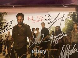 The translation in French is: 'Walking Dead Photo promotionnelle dédicacée par l'ensemble du casting de la saison 3 à la Comic Con'