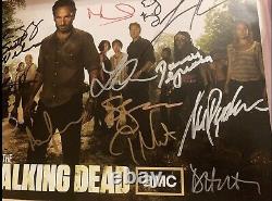 The translation in French is: 'Walking Dead Photo promotionnelle dédicacée par l'ensemble du casting de la saison 3 à la Comic Con'