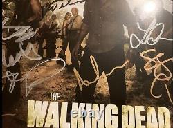 The translation in French is: 'Walking Dead Photo promotionnelle dédicacée par l'ensemble du casting de la saison 3 à la Comic Con'