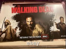 The translation in French is: 'Walking Dead Photo promotionnelle dédicacée par l'ensemble du casting de la saison 3 à la Comic Con'