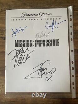 Tom Cruise et certains membres de la distribution ont signé le manuel de production de Mission Impossible COA RARE.