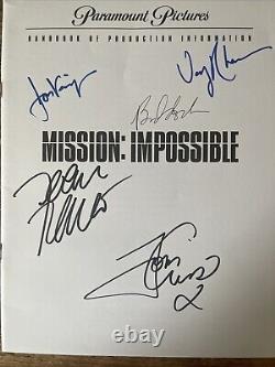 Tom Cruise et certains membres de la distribution ont signé le manuel de production de Mission Impossible COA RARE.