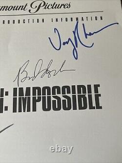 Tom Cruise et certains membres de la distribution ont signé le manuel de production de Mission Impossible COA RARE.