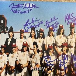 Une photo 8x10 de 'A League Of Their Own' signée par 9 membres du casting, certifiée par le JSA COA.
